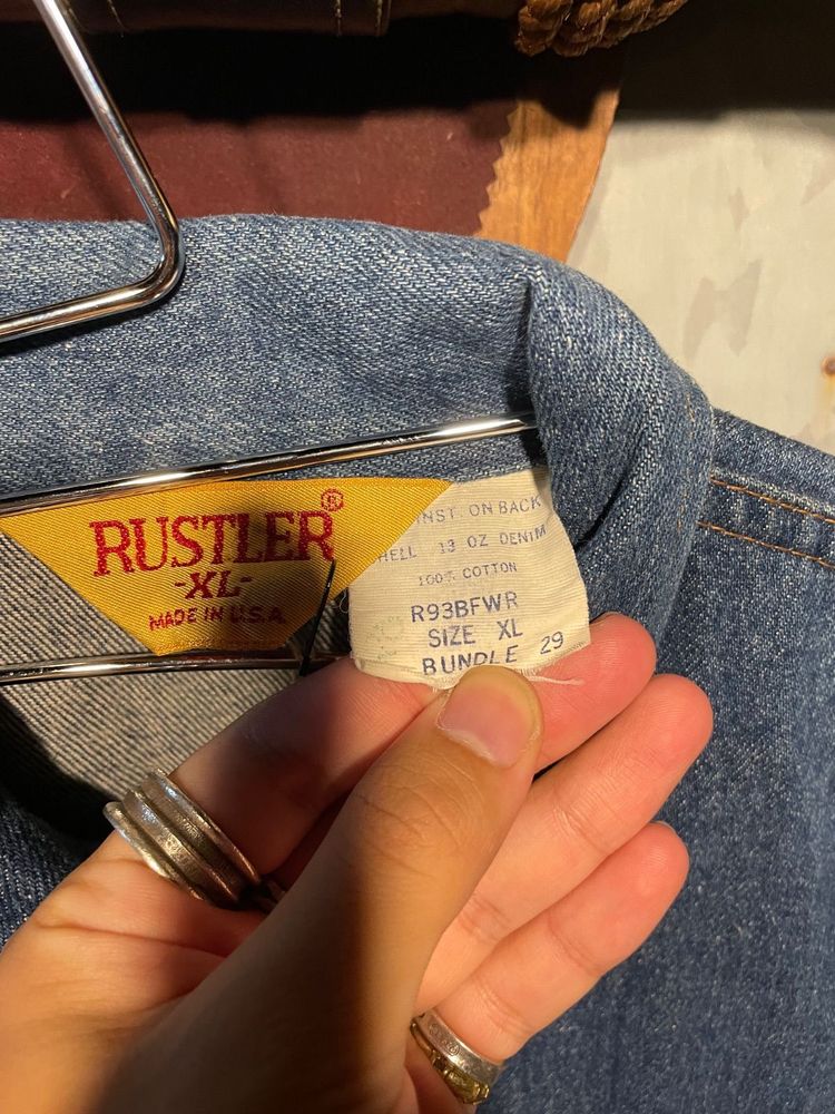 RUSTLER えり裏の黄色い三角タグと白い品質タグ（13 OZ DENIM・100% COTTON）